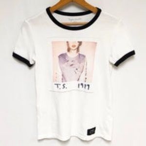 Taylor Swift 1989 Tour T-shirt Size Medium.